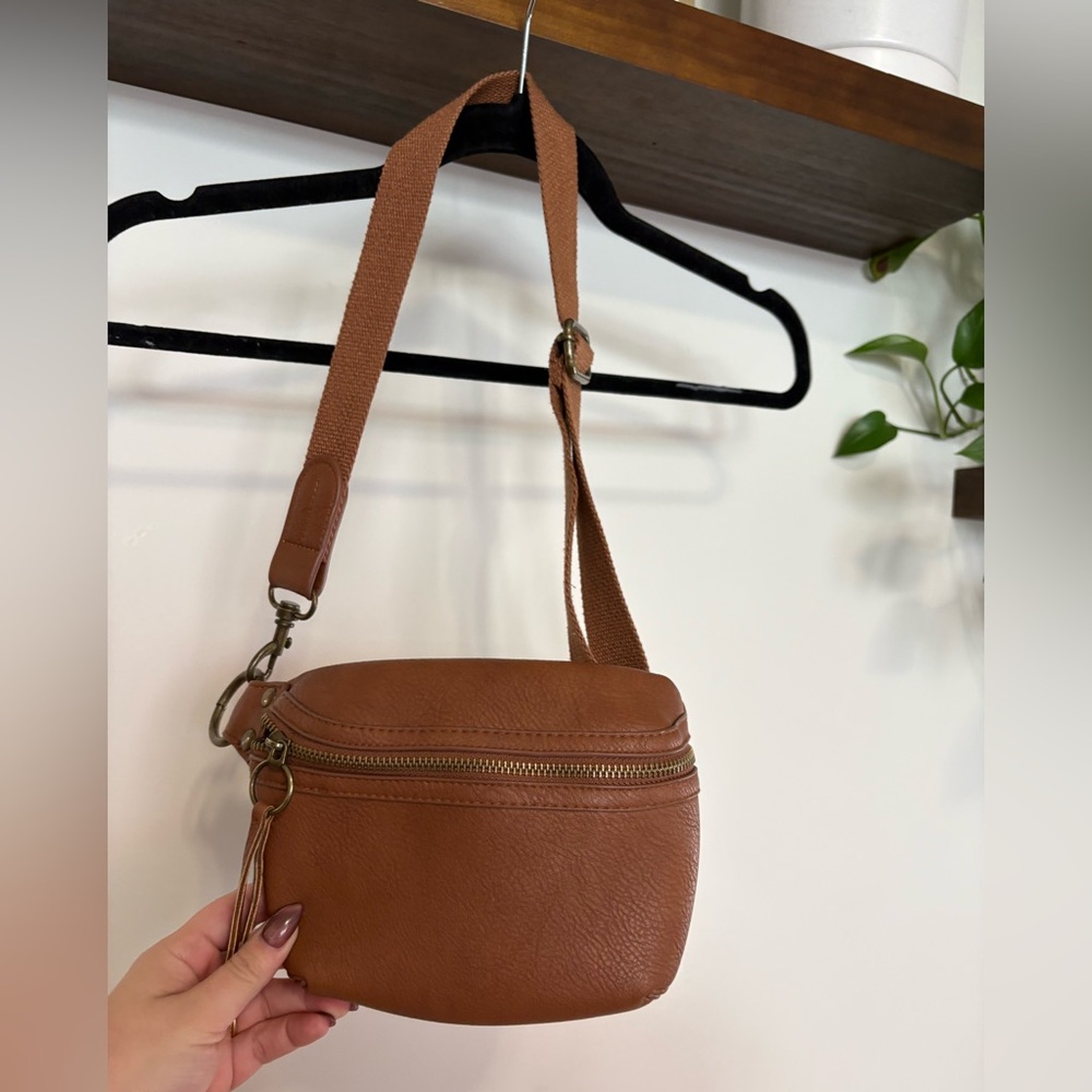 Universal Thread Tan Crossbody Bag
